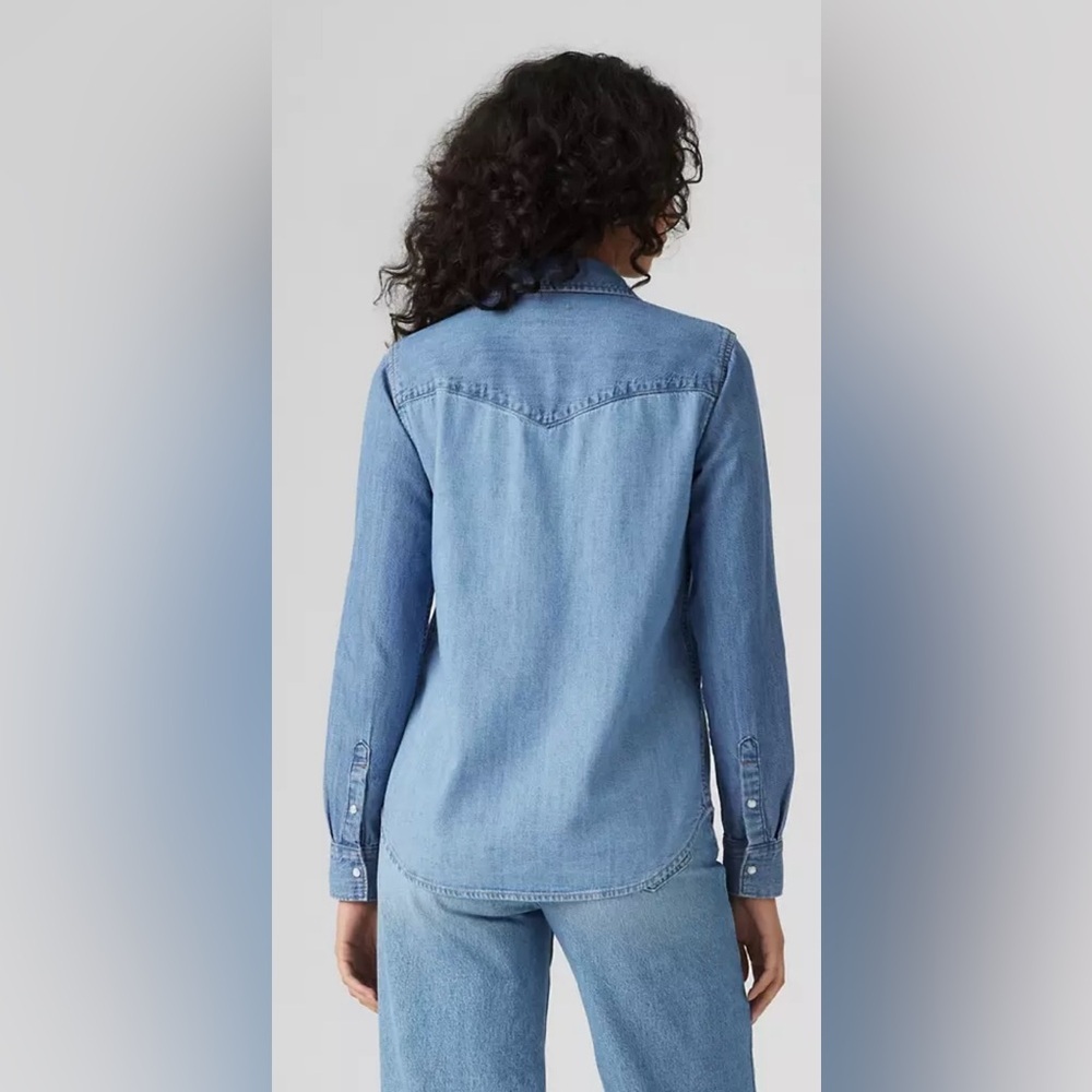 NWT Levi's Classic Blue Button-Up Shirt Light Wash Color - Picture 3 of 5